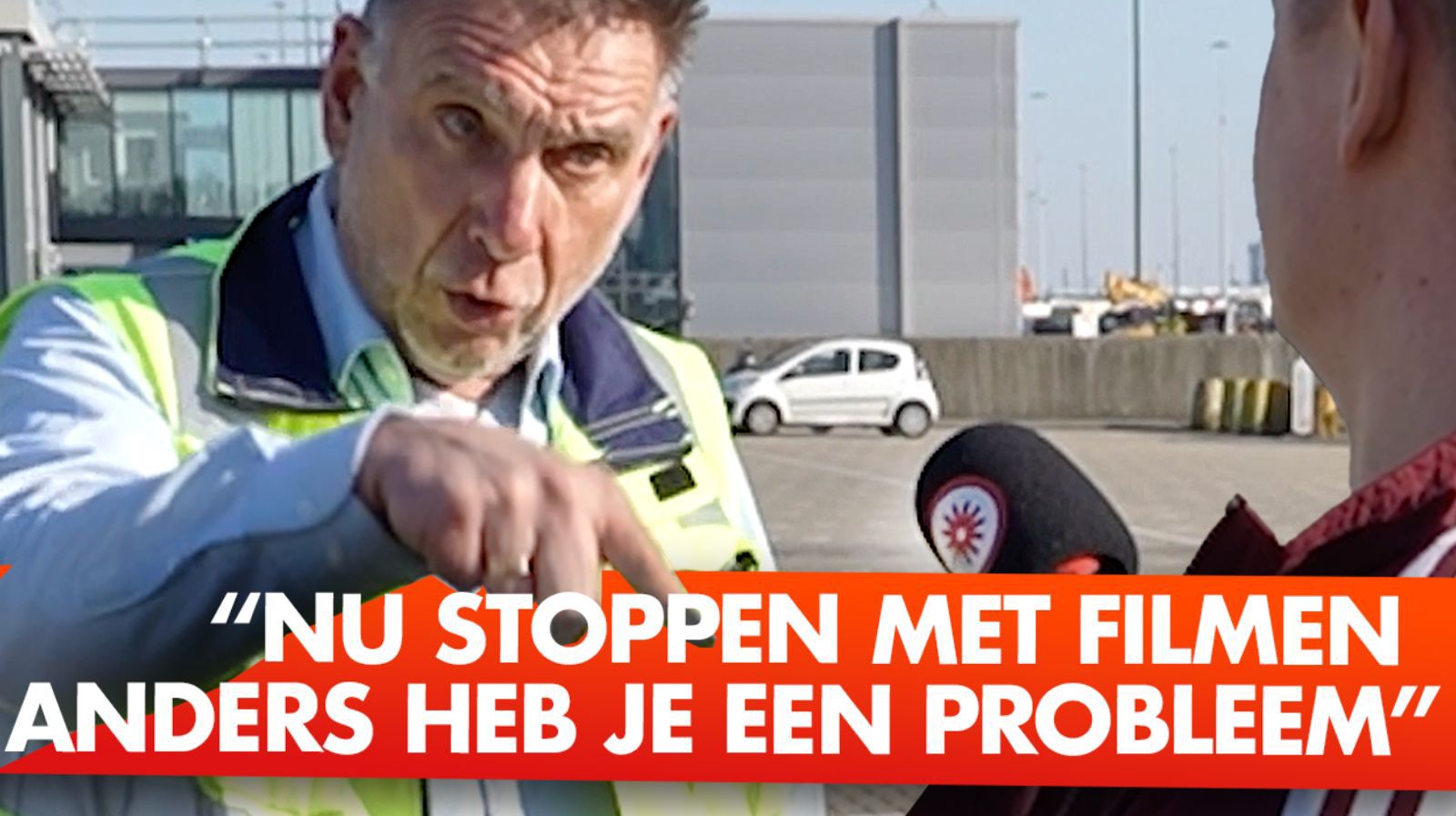 VIDEO: Woedende beveiliger belt politie tijdens geheimzinnige havenstaking
